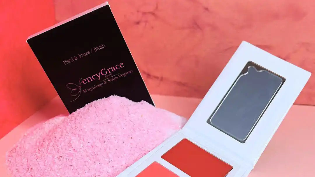Palette de maquillage blush avec miroir.